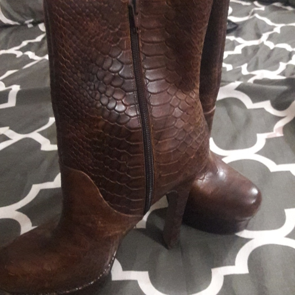 Boots - Picture 3 of 3